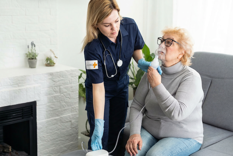 insted worker helping an elderly woman at her home